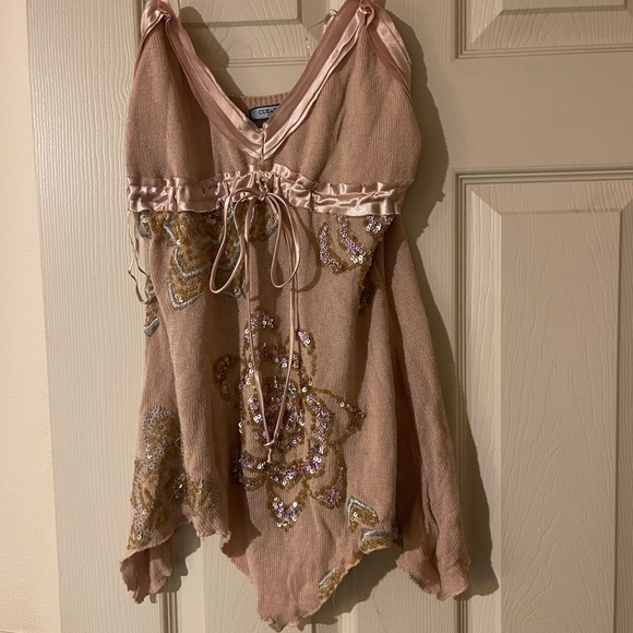 Cue &Emm Tops - Very pretty top